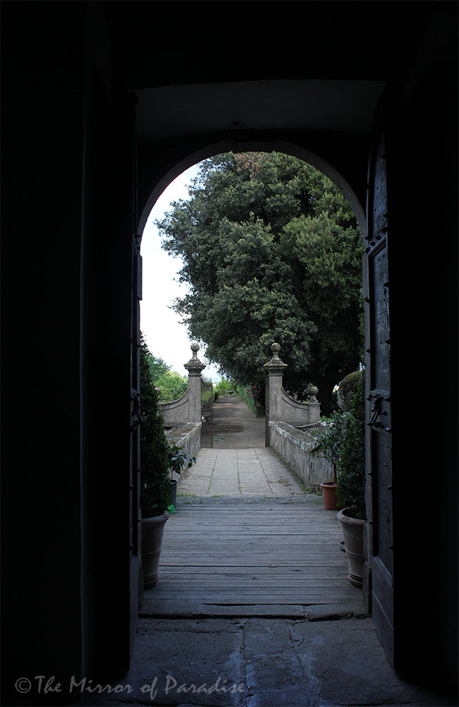 You can’t help feeling a bit like a princess while crossing the little drawbridge between the castle and the adjoining garden. A heavy, dark door separates the passage between the rather dark antechamber on the ground floor and the dazzling sunshine outside. 